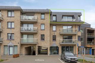 Lichtrijk appartement in het hart van Halle.Indeling : op het 3de verdiep met lift:Inkomhal met wc en berging, ruime lichtrijke woonkamer (45m²) met...