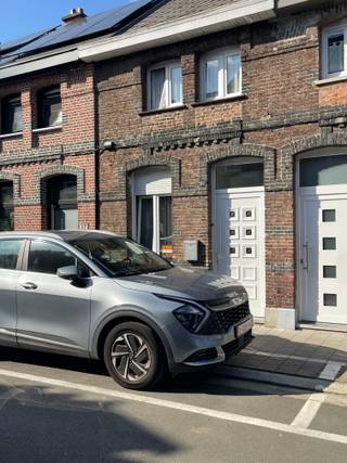 Gezellige woning te koop bestaande uit gelijkvloers bureau/ slaapkamer, dressing, badkamer met bad, ingerichte keuken, eetkamer, living, terras...