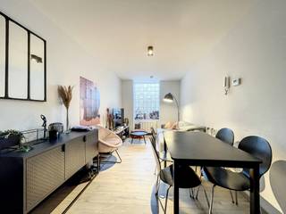 VISIT REQUESTS ONLY VIA THE WEBSITE IMMODAVINCI.BE<br /><br />Location<br /><br />This triplex flat is located in a quiet side street in the heart of the city near the Gravensteen, the Korenmarkt, the Gras -and Korenlei, the Veldstraat, the Lange Munt,... In short, this studio enjoys a top location. <br /><br />Layout<br /><br />You enter the apartment in the living area. Stairs take you to the first floor where you will find the kitchen and bathroom. You can go to the second floor where you will find the bedroom. <br /><br />-Free 1 ferbuari<br />-40 EUR per month fixed common costs<br />-Domicile compulsory <br />-private property insurance <br /><br />Quiet living in the historic city centre? Then this studio is for you!<br /><br />VISIT REQUESTS ONLY VIA THE WEBSITE IMMODAVINCI.BE