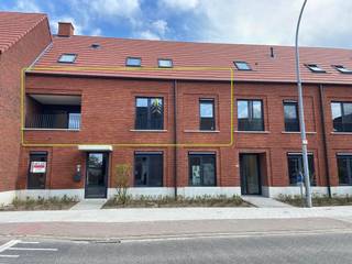 BEZOEK AANVRAGEN ENKEL MOGELIJK VIA VOLGENDE LINK: https://verlinden.mijnhuurprofiel.be/property/978d5902-7788-4cba-ab52-8d5e7898f6f8<br /><br />Instapklaar energiezuinig nieuwbouw appartement, gelegen in het centrum van Onze-Lieve-Vrouw Olen, op wandel - / fietsafstand van winkels, openbaar vervoer, scholen, station, ..., en met een vlotte verbinding naar de omliggende gemeentes Geel, Westerlo, Herentals en Kasterlee, alsook de E313 en de E34.<br /><br />Dit appartement gelegen op de eerste verdieping bestaat uit een woonkamer met volledig uitgeruste open keuken (vaatwasser, koelkast met vriesvak, combi-oven, inductie kookplaat en dampkap), Aansluitend bevindt er zicht een koele berging / wasplaats. <br /><br />Verder zijn 2 slaapkamers, een badkamer met inloopdouche en dubbele wastafel in meubel, een apart toilet en een inkomhal met ruimte voor een vestiairekast. <br /><br />Via schuiframen in zowel de leefruimte als de slaapkamer komt u terecht op het inpandige west georiënteerd terras. <br /><br />Achteraan het gebouw is een gemeenschappelijke tuin waar u gebruik van mag maken. <br /><br />Het betreft een energiezuinige appartementen met vloerverwarming op aardgas, ventilatiesysteem type C+. Het appartement wordt nog volledig geschilderd en is dus instapklaar.<br /><br />Verder is er een ondergrondse privatieve autostaanplaats, privatieve kelderberging en gemeenschappelijke fietsenstalling inbegrepen. <br /><br />Lift aanwezig.<br /><br />Huurprijs: €900/maand | gemeenschappelijke kosten: €50/maand | beschikbaarheid: 01/11/2026 | EPC: 35 kWh/m² (label A)