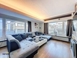 Dit verzorgd appartement op de eerste verdieping (lift aanwezig) beschikt over een inkomhal met gastentoilet en vestiaire, een lichtrijke...