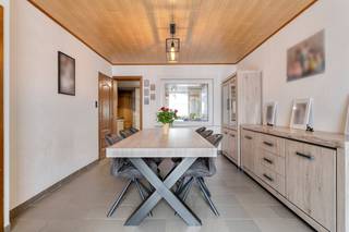 Huis te koop in Ieper met 3 slaapkamers en stadstuin nabij de Vestingen. Deze woning in de Tegelstraat 24 is uitermate geschikt voor wie een woning zoekt in het historische centrum van Ieper. De woning is instapklaar en heeft een leuke stadstuin. Deze woning is ook erg interessant als investering! Bezoekmoment op afspraak op zaterdag 1 augustus om 10u00.<br /><br />INDELING<br />Gelijkvloers: Inkomhal - woonkamer met salon en eetplaats - geïnstalleerde keuken - badkamer met lavabomeubel en douche - aanbouw met toilet en aansluitingen voor wasmachine.<br /><br />Eerste verdieping: Twee slaapkamers<br /><br />Tweede verdieping: Derde slaapkamer en bureauruimte<br /><br />TROEVEN<br />Centraal gelegen<br />Ligging nabij Vestingen, winkels en scholen<br />Dubbele beglazing <br />Zonnepanelen (2800 WP)<br />Instapklaar <br /><br /><br /><br /><br />Dit pand is onderworpen aan de renovatieverplichting van de Vlaamse overheid voor residentiële gebouwen (behoudens bij sloop binnen 5 jaar na de aankoop). Consulteer voor meer informatie de website van het Vlaams Energie- en Klimaatagentschap via https://www.vlaanderen.be/een-woning-kopen/renovatieverplichting-voor-residentiele-gebouwen<br /><br />Bestuursmaatregelen in het maatregelenregister: nee