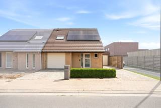 Op zoek naar een instapklare woning te koop in Mesen? Deze perfect onderhouden halfopen bebouwing in de rustige Vredestraat combineert comfort, energiezuinig wonen en een aangename woonomgeving. Met drie slaapkamers, een prachtige tuin en tal van extra voorzieningen is dit de ideale gezinswoning voor wie zorgeloos wil verhuizen.<br /><br />Bij het betreden van de woning komt u binnen in een verzorgde inkomhal met gastentoilet. De lichtrijke leefruimte met eetplaats sluit naadloos aan op de volledig ingerichte keuken, voorzien van alle nodige toestellen. Aansluitend bevindt zich de garage met praktische opbergmogelijkheden. Op de eerste verdieping geeft de nachthal toegang tot drie volwaardige slaapkamers en een badkamer uitgerust met douche, toilet en wasmeubel. Daarnaast beschikt de woning over een zolder die extra bergruimte biedt.<br /><br />Buiten geniet u van een bijzonder verzorgde tuin met meerdere terrassen, waardoor u op elk moment van de dag een plekje in de zon of schaduw vindt. Het tuinhuis, de afgesloten overdekte carport en de ruime oprit maken het geheel compleet. Dankzij de rustige residentiële ligging in Mesen woont u hier in alle sereniteit, terwijl dagelijkse voorzieningen vlot bereikbaar blijven.<br /><br />Bent u benieuwd naar deze ruime woning te koop in Mesen? Contacteer Manon van Immo Francois voor een bezoek ter plaatse. Wij begeleiden u graag bij uw vastgoedplannen in Mesen, Heuvelland, Poperinge en Vleteren.<br /><br />Denkt u eraan om uw woning in Mesen te verkopen? Neem vrijblijvend contact op met Manon van Immo Francois voor een gratis schatting via manon@immofrancois.be.<br /><br />
