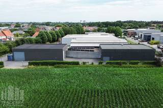 In de industriezone 'Z2 Kleine Weg' bevindt zich dit kwalitatief en veelzijdig bedrijfsgebouw met een totale oppervlakte van +/- 860 m² op een perceel van 2.567 m².<br /><br />De gebouwen werden opgetrokken in een staalstructuur met geïsoleerde silex betonpanelen en een geïsoleerd steeldeck.<br /><br />De showroom aan de voorzijde met een oppervlakte van +/- 330 m² heeft een vrije hoogte van 5,30 m en is toegankelijk via een glazen inkomdeur en een automatische sectionale poort aan de zijkant (ca. 2,50 m breed x 2,80 m hoog). Verder is de ruimte voorzien van burelen, een keuken en een mezzanine in betonstructuur van 5 m breed en 22 m lang. Het zwembad in de showroom is ondiep en kan opgevuld worden om een egale werkvloer te bekomen.<br /><br />Achter de showroom bevindt zich een volledig functioneel zwembad met sauna, stoomcabine en kleedruimtes.<br /><br />Achteraan het perceel bevindt zich een magazijn/atelier van +/- 350 m² met mezzanine van +/- 100 m². Het magazijn heeft een vrije hoogte van 5,38 m. De toegang is via een sectionaalpoort aan de voorzijde van 3,73 m breed x 4,55 m hoog en een sectionaalpoort aan de zijkant van 5,23 m breed en 4,55 m hoog.<br /><br />Het perceel is volledig verhard en omheind met twee automatische toegangspoorten aan de voorkant en zijkant. Dit biedt zowel ruime parkeergelegenheid als buitenstockage.<br />Dankzij de vlotte bereikbaarheid via de Ringlaan (N50) vormt dit gebouw een ideale uitvalsbasis voor uiteenlopende industriële, logistieke en ambachtelijke activiteiten met showroom- en productieruimte.<br /><br />Contacteer PANORAMA B2B voor meer inlichtingen, plannen of een vrijblijvend plaatbezoek 050 300 800.