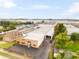 Grand entrepôt/atelier parfaitement entretenu, bureaux et parking pratique. Menuiserie idéalement située et en parfait état, offrant une surface totale exceptionnelle d’environ 2 400 m².Le bien dispose d’environ 1 600 m² d’espace d’entrepôt et de bureaux, complétés par de nombreuses places de stationnement sur le terrain.Le hangar est particulièrement bien entretenu et, grâce à ses grandes surfaces, son agencement pratique et son excellente accessibilité, il offre de nombreuses possibilités pour la production, le stockage, un atelier, des activités artisanales ou toute autre utilisation professionnelle.Une opportunité unique pour les entrepreneurs à la recherche d’espace, de cachet, d’accessibilité et de potentiel, sans avoir à réaliser d’importants travaux de rénovation.Emplacement de choix • environ 2 400 m² au total • environ 1 600 m² d’entrepôt et de bureaux • vaste parking • état impeccable