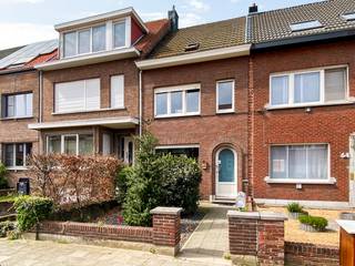 Deze super grote woning met erg veel mogelijkheden is gelegen in een toffe residentiële wijk in het centrum van Ekeren. Hoewel scholen, openbaar vervoer en winkels allemaal om de hoek te vinden zijn, is het hier toch heerlijk rustig wonen. Hoewel een opknapbeurt het huis zeker ten goede zou komen, is de constructie erg degelijk en werd het dak een 20-tal jaar geleden reeds vernieuwd. Aan u om dit pand om te toveren tot uw droomwoning! U komt het huis binnen via de aparte, ruime inkomhal. Verder heeft het gelijkvloers een ruime leefruimte met zicht op de toffe west-tuin, een recentelijk gemoderniseerde keuken die voorzien is van alle comfort, een apart gastentoilet en een wasplaats/berging. De houten trap brengt u naar de eerste verdieping, waar u 2 grote slaapkamers en een ruime, maar eenvoudige badkamer treft. Ook de tweede verdieping is met een volwaardige trap te bereiken. Momenteel is dit 1 grote ruimte, maar u kan hier moeiteloos verschillende slaapkamers en/of een badkamer in onderbrengen. In het diepe, westelijk georiënteerd tuintje kan u de ganse dag en in alle rust van de zon genieten. 