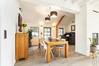 Charmante ferme rénovée sur un terrain de 2 142 m² avec une vue magnifique sur la campagne, des écuries et de nombreuses possibilités !...