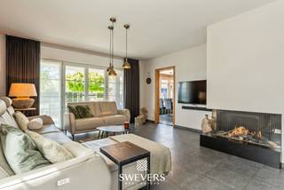 Voor meer info en foto’s, surf naar www.swevers.be<br />– In een rustige woonomgeving in Koersel (Beringen) bevindt zich deze ruime open bebouwing op een uitzonderlijk perceel van 1.434 m². De woning, gebouwd in 1997, is instapklaar en biedt een praktische indeling met comfortabele leefruimtes en tal van mogelijkheden voor gezinnen. Op het gelijkvloers kom je binnen via de inkomhal met gastentoilet. De lichtrijke leefruimte van 39,16 m² vormt het centrale hart van de woning en biedt voldoende plaats voor een gezellige zit- en eethoek. Aansluitend bevindt zich de ruime keuken van 19,78 m² met plaats voor een praktische werkopstelling en eethoek. Naast de keuken ligt een handige wasplaats die extra bergruimte biedt. Verder bevindt zich op het gelijkvloers de badkamer met bad, douche en dubbele lavabo, evenals een ruime kamer van ca. 24 m². Deze ruimte kan perfect ingericht worden als slaapkamer, bureau, hobbyruimte of praktijkruimte en maakt de woning bijzonder geschikt voor wie op termijn gelijkvloers wil wonen. De eerste verdieping telt drie volwaardige slaapkamers van ca. 20,40 m², 14,40 m² en 13 m², evenals een dressing van 17,20 m². Dankzij deze indeling biedt de woning tal van mogelijkheden voor gezinnen of wie extra ruimte wenst voor een bureau of hobbykamer.<br />Verder beschikt de woning over een kelder van 19,14 m² en een dubbele garage van 48 m² met plaats voor meerdere voertuigen en extra opslagruimte. De westelijk georiënteerde tuin geniet van namiddag- en avondzon en biedt volop ruimte voor ontspanning. Extra troeven zijn de regenwaterput van 10.000 liter (aangesloten op toiletten, buitenkranen en wasmachine) en zonnepanelen geplaatst in 2015. De ligging combineert rust met een vlotte bereikbaarheid: winkels op ca. 900 m, restaurants op 160 m, ontspanningsmogelijkheden op ca. 1 km, openbaar vervoer op 700 m en de snelweg op 7,9 km. Voor meer informatie, bel 011 255 155. Bron bewoonbare oppervlakte: EPC – verslag.