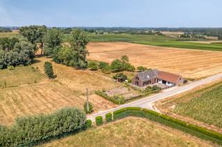 De ligging in agrarisch gebied garandeert het open gevoel en prachtige zichten. Ideaal voor wie op zoek is naar een verbouwproject, of op zoek is naar een bouwplaats die veel mogelijkheden biedt. <br /><br />Indeling: <br />Gelijkvloers: <br />Inkomhal met toilet - woonkamer - veranda keuken - badkamer - wasplaats <br /><br />1e verdieping: <br />Nachthal - slaapkamer 1 - slaapkamer 2 - slaapkamer 3 <br /><br />Extra: <br />Garage - werkplaats <br /><br /><br /><br /><br />Dit pand is onderworpen aan de renovatieverplichting van de Vlaamse overheid voor residentiële gebouwen (behoudens bij sloop binnen 5 jaar na de aankoop). Consulteer voor meer informatie de website van het Vlaams Energie- en Klimaatagentschap via https://www.vlaanderen.be/een-woning-kopen/renovatieverplichting-voor-residentiele-gebouwen<br /><br />Bestuursmaatregelen in het maatregelenregister: nee