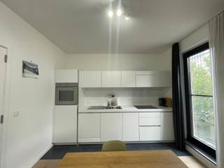 Europese wijk. Prachtig appartement van 47m² met terras - gebouw uit 2014. Inkomhal met gepantserde deur, woonkamer, open ingerichte...