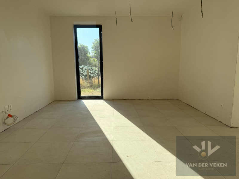 Ruime en volledig afgewerkte half open BEN-woning met 3 slaapkamers te bewonderen in het gezellige Kermt - foto 5