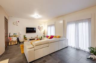 <p>Bent u op zoek naar een instapklare halfopen bebouwing met 3 slaapkamers en de mogelijkheid tot het creëren van een 4de slaapkamer? Dan is deze woning zeker iets voor u!</p><p>De woning is gelegen in een doodlopende, rustige en kindvriendelijke wijk en beschikt over een oprit en een aparte garage.</p><p>U betreedt de woning via de inkomhal, die toegang biedt tot het apart gastentoilet, de vestiaire, de leefruimte en de trap naar de eerste verdieping. De leefruimte straalt meteen een warm en ruimtelijk gevoel uit dankzij de vele raampartijen. Aansluitend bevindt zich de keuken, die toegang geeft tot de tuin.</p><p>De keuken is een echte leefkeuken: ruim, lichtrijk en uitgerust met alle nodige toestellen. De aanwezige lichtkoepel zorgt voor extra natuurlijk licht. Naast de leefruimte is er een aparte berging met aansluitingen voor wasmachine en droogkast, evenals extra opbergruimte.</p><p>Op de eerste verdieping bevinden zich drie slaapkamers (12 m², 7 m² en 11 m²), allen voorzien van rolluiken, ook de leefruimte is voorzien van rolluiken. Verder vindt u hier de badkamer, uitgerust met een douchebad, wastafel en toilet.</p><p>Via deze verdieping bereikt u ook de ruime zolder van 28 m², die perfect kan worden ingericht als vierde slaapkamer.</p><p>Interesse in deze woning? Neem gerust contact op via 0473 51 80 58 of margot.raemdonck@immo-zone.be<br />en plan uw bezoek.</p>