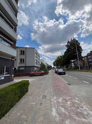 In het centrum van mortsel tegenover het nieuwbouwproject stadsterras is deze afgesloten garagebox op verdieping -2 in een goed onderhouden garagecomplex gelegen. De hoogte van de inrit naar de -2 is 1m78. Er is licht in de box alsook een stopcontact. De gemeenschappelijke lasten bedragen € 150 per jaar. Overstromingsgevoeligheid: p-score (perceelscore): b g-score (gebouwscore): b