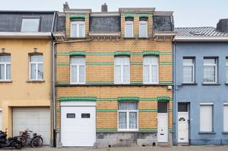 De woning is ideaal gelegen in Hoboken, vlakbij de grens met Wilrijk, op slechts een steenworp van het centrum van Hoboken. Alle voorzieningen zijn op wandelafstand: winkels, shopping ‘Den Tir’, de Abdijstraat met haar talrijke winkels, scholen, parken en ontspanning. Het openbaar vervoer is eveneens een grote troef van deze locatie. Vlakbij de woning bevinden zich tram- en bushaltes, zodat je snel in het centrum van Antwerpen. Daarnaast biedt de ligging uitstekende verbindingen met belangrijke invalswegen en autosnelwegen, wat zorgt voor vlotte bereikbaarheid. De woning heeft een opfrisbeurt nodig en biedt op het gelijkvloers een inkomhal, een ruime woonkamer, eetkamer, een grote keuken met aangrenzende bijkeuken, een badkamer, 2 WC's en een wasplaats/berging. Daarnaast is er een groot zonneterras, perfect om van de buitenlucht te genieten. Het terras is zowel vanuit de woning als via de garage bereikbaar, wat het bijzonder praktisch maakt voor het stallen van fietsen en het lossen van boodschappen. De garage heeft een sectionale poort en biedt ruimte voor 3 auto's.<br />Op de 1ste verdieping bevinden zich 4 slaapkamers, 2 badkamers en 2 WC’s. <br />De 2de verdieping bestaat uit drie ruime slaapkamers, een woonkamer en een apart toilet. Via het zolderluik is de zolderverdieping bereikbaar, waar extra kamers gecreëerd kunnen worden. <br />Bovendien beschikt de woning over 2 kelders. Een woning met enorm veel potentieel!<br />Voor meer info bel ons op 03 233 33 00 of mail ons via info@walls.be.