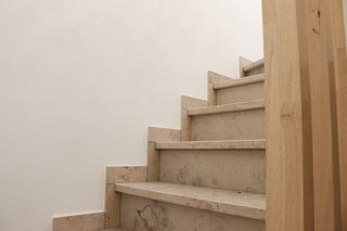 KOOP NU AAN 6% BTW <br /><br />"Residentie Vlazjele Platse" is een hedendaags, hoogstaand project op unieke en centrale ligging te Vladslo (deelgemeente Diksmuide). <br /><br />Het appartement beschikt over een volwaardig ingerichte eet- en leefkeuken met kwalitatieve toestellen, een ingerichte badkamer met modern comfort, 2 slaapkamers en een terras. <br /><br />Het gebouw voldoet aan alle normen en wetgeving betreffende ventilatie, isolatie en elektriciteit. <br /><br />