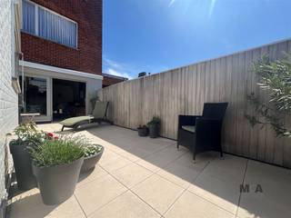 <p><span>Vastgoedopportuniteit</span><span>. Triplex appartement. Mits vergunning opsplitsbaar.</span></p><p><span> </span><span>UNIEK TRIPLEX-APPARTEMENT MET UITZONDERLIJK TERRAS – VERDIEPINGEN OPSPLITSBAAR (MITS VERGUNNING)</span></p><p><span>Ontdek dit zeldzame aanbod: een ruim en lichtrijk triplex-appartement dat comfort, potentieel en locatie perfect combineert. Gelegen in een gebouw met lift, biedt dit pand op drie verdiepingen niet alleen een zee van ruimte, maar ook diverse mogelijkheden naar de toekomst toe.  De handelsruimte gelijkvloers en verdieping 1 maken geen deel uit van deze verkoop en is volledig gescheiden (aparte inkom en gebruik).</span></p><p><span>Indeling &amp; troeven:</span></p><ul><li><span>Drie ruime verdiepingen</span><span>, elk met een logische en praktische indeling – ideaal voor wie ruimte zoekt of wil investeren in meerdere eenheden.</span></li><li><span>Uitzonderlijk terras</span><span> op de eerste verdieping: een buitenoase waar u in alle privacy kunt genieten van zon en rust.</span></li><li><span>Lift aanwezig</span><span> in het gebouw – een absolute meerwaarde voor dagelijks comfort.</span></li><li><span>Ruime kelder</span><span> – ideaal voor extra opslag of hobbyruimte.</span></li><li><span>Mogelijkheid tot opsplitsing</span><span> in meerdere wooneenheden (mits het verkrijgen van de nodige vergunningen) – interessant voor investeerders of grote gezinnen.  </span></li></ul><p><span>Een concreet advies kan echter pas gegeven worden aan de hand van een concreet voorontwerp</span></p><p><span>Deze woning biedt zowel de charme van ruim wonen als het potentieel van een slimme investering. Ondanks dat dit gebouw is gelegen in een winkelstraat, is het er zeer rustig wonen.  Alle voorzieningen op wandelafstand.</span></p><p><span>Een zeldzame kans voor wie zoekt naar ruimte, licht en toekomstmogelijkheden.</span></p><p><span>Wenst u meer info of een bezichtiging? Contacteer ons gerust. Wij zijn dagelijks telefonisch bereikbaar via 0485 34 56 71.</span></p><p><span> </span></p>