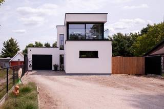 Zoek je de perfecte balans tussen rust en een toplocatie?Deze prachtige, instapklare woning in Drongen biedt het allemaal. Gelegen in een idyllische, groene omgeving aan het water, geniet je hier van absolute privacy en sereniteit—zonder in te boeten op bereikbaarheid. De verbinding naar Gent centrum, de E40 en de belangrijkste invalswegen is immers uitstekend.Unieke troeven en indelingHet absolute paradepaardje van dit huis? Het adembenemende uitzicht op de Leie én de eigen aanlegsteiger voor de deur. Een droom voor levensgenieters.Eerste verdieping: Via de trap bereik je de royale, lichtrijke leefruimte met open keuken. Grote raampartijen bieden vooraan een weids zicht op de Leie en achteraan op de tuin.Dakterras: Geniet urenlang van de voorbijvarende bootjes en de zonsondergang op het sfeervolle terras aan de voorzijde.Gelijkvloers: De centrale inkomhal geeft toegang tot 3 comfortabele slaapkamers, een badkamer en een apart toilet. Daarnaast beschikt deze verdieping over een praktische berging, een zeer ruime garage en directe toegang tot de gezellige, volledig afgesloten achtertuin.Wil jij dit unieke vastgoed in Drongen zelf ontdekken? Plan snel je bezoek in via dewaele.com(Deze prijs is een instelprijs.)De algemene voorwaarden van Dewaele DIY kunt u steeds raadplegen via dewaele.com.Bestuursmaatregelen in het maatregelenregister: nee