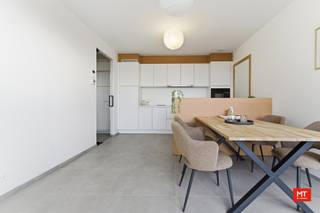 <strong>Appartement met 2 slaapkamers en Zuidgericht terras </strong><br /><br /><br />In het hart van de landelijke heksenparochie Beselare en op wandelafstand van alle voorzieningen vinden we deze eigendom. Het bevindt zich in een kleinschalige residentie, genaamd Mocassin en dit op het tweede verdiep (bereikbaar via de trap/lift). In onderstaande vind je de indeling alsook enkele interessante weetjes.<br /><br /><strong>Indeling van het appartement </strong><br />▪︎ Inkomhal met gastentoilet, lichtrijke woon- en eetkamer met open keuken. Bij de keuken is er nog een berging en Zuidgericht terras. <br />▪︎ Op het verdiep zijn er twee slaapkamers, apart toilet, badkamer met ligbad, douche en wasmeubel. <br /><br /><strong>Kenmerken </strong><br />▪︎ Zuidgericht terras <br />▪︎ Kelderberging inbegrepen<br />▪︎ Gunsttarief van 6% BTW onder voorwaarden (verschil van +/- 35.000 euro bij aankoop voor 30/06/2025)<br /><br />Er is ook nog een mogelijkheid tot het bijkopen van een carport. <br /><br />EPC 33037-G-OMV_2018035927/EP13942/A001/D01/SD011 met energielabel A (E36 of 72 kWh/(m² jaar) opgemaakt op 23/08/2021 en geldig tot 23/08/2031.<br /><br /><br />Meer informatie of een vrijblijvend bezoek?<br />Bel Eden 0470 43 78 21 of mail info@minthus.be