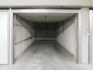 Uitstekend gelegen en ruime garagebox te koop in Middelkerke, Duinenweg 369b, residentie Atlantis III, vlakbij winkels, zeedijk en centrum! Deze ondergrondse, afgesloten box is zeer vlot toegankelijk en makkelijk in te rijden. Een ideale kans voor wie op zoek is naar een zorgeloze parkeerplaats of extra bergruimte op een centrale locatie!<br /><br />Afmetingen:<br />- 2,83m breedte<br />- 5,46m diepte<br />- 2,40m inrijbreedte<br />- 1,93m inrijhoogte<br /><br />Bent u op zoek naar een garagebox te koop, op een goede locatie te Middelkerke? Aarzel niet en leg vandaag nog uw bezoek vast!<br />