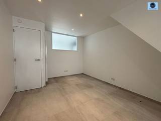 <p><span>RENOVATED HOUSE WITH 3 ROOMS AND GARDEN</span></p><p><span>Price : 1200 euro/month</span></p><p><span> </span></p><p><span>This recently renovated house is located near the center of Geraardsbergen, near public transport, schools and stores.</span></p><p><span> </span></p><p><span>Downstairs you will find the technical room with toilet and the living room with open kitchen.</span></p><p><span> </span></p><p><span>On the 1st floor you will find 1 spacious bedroom and the bathroom with shower, sink and toilet.</span></p><p><span> </span></p><p><span>Upstairs there are 2 more bedrooms.</span></p><p><span> </span></p><p><span>At the back there is a terrace with garden.</span></p><p><span> </span></p><p><span>1 car parking space included in the price, an extra space can be rented for 75 euros.</span></p><p><span> </span></p><p><span>Free from 01/06.</span></p><p><span> </span></p><p><span>DO NOT EARN and call for info or visit the number 0489/54.69.99  or send an email to dylan@svena.be</span></p><p><span> </span></p><p><span>These details are for information only and we cannot be held responsible for any inaccuracies.</span></p><p><span>The habitable area is only indicative.</span></p><p><span> </span></p>