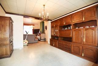 Rijwoning op 120 m² met op het gelijkvloers inkom, living, keuken met gaskookfornuis, koelkast, oven, badkamer met toilet, douche, lavabo en aan-...