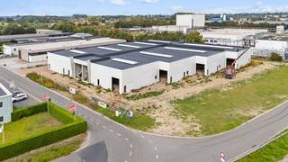 Op een strategische locatie in Evergem bevindt zich dit gloednieuwe bedrijfsgebouw met een totale oppervlakte van 1.785 m². De volledige...