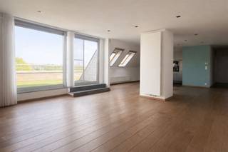 <h3><span>Luxueus dakappartement met 2 slaapkamers, terras en garagebox (+ € 29.000)</span></h3><h3><span>Dit instapklaar dakappartement verwelkomt je met een prachtige, lichtrijke leefruimte waar comfort en kwaliteit centraal staan. De open keuken sluit hier perfect op aan en is afgewerkt met hoogwaardige materialen. Ze is volledig uitgerust met een keramische kookplaat, vaatwasser, oven, dampkap, microgolfoven en beschikt bovendien over extra bergruimte waar je de koelkast met vriesvak kan teugvinden. Vanuit de leefruimte heb je directe toegang tot het aangename terras, waar je kan genieten van een mooi groen uitzicht en absolute rust.</span></h3><p><span>Het appartement telt twee volwaardige slaapkamers en een inloopdressing. De stijlvolle badkamer is volledig ingericht en beschikt over zowel een bad als een inloopdouche, aangevuld met een modern lavabomeubel. Verder is er een praktische berging voorzien voor wasmachine en droogkast, 1 gastentoilet, een vestiaire evenals een uitzonderlijk grote bergzolder die zorgt voor extra opbergmogelijkheden.</span></p><p><span>De ligging is een absolute troef: op wandelafstand van het recreatiedomein De Schorre, ideaal voor ontspanning, sport en natuur. Zeer goede aansluiting met invalswegen en A12, kortbij winkels en scholen.</span></p><p><span>Tot slot hoort er bij het appartement een garagebox, die verplicht mee aan te kopen is voor € 29.000.</span></p><p><span> Er is een gemeenschappelijke fietsenberging en een grote gemeenschappelijke tuin en een lift. </span></p><p><span> </span></p>