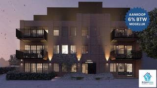 Op de 2 verdieping van Residentie De Smisberg in Koningshooikt bevindt zich dit ruime BEN-appartement (E-peil ≤ 20 – EPC A). Met ca. 105 m² bewoonbare oppervlakte en een mooi terras biedt dit appartement het perfecte evenwicht tussen comfort, energiezuinigheid en moderne architectuur.
De lichtrijke leefruimte sluit naadloos aan op de open keuken (budget volgens lastenboek. Afwerking zelf te kiezen ) en geeft toegang tot het terras. Verder beschikt het appartement over twee volwaardige slaapkamers, een badkamer met moderne afwerking, een apart toilet en een praktische berging. Budgetten voorzien in lastenboek. Vrije keuze.
Dankzij de vloerverwarming, lucht-water warmtepomp met actieve koeling, zonnepanelen en hoogrendementsbeglazing geniet u hier van een bijzonder lage energiefactuur. Aluminium buitenschrijnwerk, videofooninstallatie, lift en ondergrondse parkeermogelijkheden zorgen voor extra comfort en veiligheid.
De ondergrondse garage biedt autostaanplaatsen en privatieve bergingen (verplicht aan te kopen) zijn bereikbaar via een veilige sectionaalpoort en lift.
Deze kleinschalige REsidentie ligt in een rustige dorpsomgeving in Koningshooikt, met vlotte verbindingen naar Lier, Mechelen en Antwerpen.
Prijs appartement 02-03: € 358.000 (excl. kosten).
Ondergrondse parkeerplaatsen beschikbaar vanaf € 30.000 en bergingen vanaf € 5.000.
Interesse? Bel Briljantimmo op 015/420 277 en ontdek dit prachtige appartement zelf!
Een realisatie van RDS Construct.