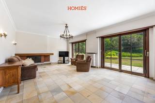 In de prestigieuze Koning Leopold III-laan, één van de meest gegeerde straten van Heverlee, presenteren wij u deze statige villa. Perfect onderhouden en ideaal gelegen, op een boogscheut van Heverleebos, het Arenbergkasteel en IMEC, en op wandelafstand van de markt van Heverlee en H. Hart Instituut en campus UCLL. Bovendien geniet u hier van een vlotte verbinding met alle belangrijke invalswegen. Bij het binnenkomen ervaart u meteen de grandeur van deze woning. De statige inkomhal leidt naar de lichtrijke woonkamer met eetplaats, waar u geniet van een mooi zicht op de goed onderhouden, zuidwestgerichte tuin. De afgesloten keuken is voorzien van een gezellige ontbijthoek. Verder beschikt het gelijkvloers over een lees-, tv-kamer of bureel, een gastentoilet, een zonneterras en een ruime, aparte garagebox met plaats voor twee wagens achter elkaar. Op de eerste verdieping vindt u vier ruime slaapkamers en een kleinere, een badkamer en een apart toilet. De zolder en de volledige onderkeldering bieden daarnaast heel wat extra stockagemogelijkheden. Deze villa werd gebouwd met hoogwaardige en duurzame materialen, maar dient opnieuw geactualiseerd te worden naar de hedendaagse standaarden. Naast de woning is er bovendien voldoende parkeergelegenheid. Topligging, tijdloze klasse en zonovergoten terrassen maken deze villa uniek. Mits de nodige actualisaties wordt dit uw future-proof droomwoning. Renovatieplicht van toepassing.<br />