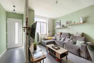 <p>Dit mooie, gerenoveerde huis ligt vlak bij alle voorzieningen, in het centrum van Mouscron. Het heeft een uitstekende EPC-score en is ideaal als eerste woning. De indeling is als volgt:</p><p>Op de begane grond: een inkomhal, een mooie en lichte woonkamer (woon-/eetkamer) die uitkomt op een ingerichte keuken, een badkamer (bad/douche), een wasruimte en een tuin met een ideale ligging.</p><p>Op de verdieping: een overloop die toegang geeft tot twee slaapkamers en een vaste trap naar de volledig ingerichte zolder, die als extra slaapkamer kan dienen.</p><p>TECHNISCHE GEGEVENS: Elektriciteit conform tot 2043, EPC B, aansluiting op de riolering, PVC-kozijnen met dubbele beglazing, centrale verwarming op gas. </p>