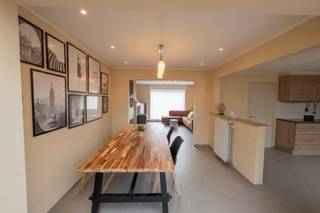Op zoek naar een ruime, lichtrijke gezinswoning op een rustige en vlot bereikbare locatie? Dan is deze instapklare woning in de geliefde Arendswijk in Harelbeke zeker een bezoek waard. Gelegen op wandelafstand van Provinciedomein De Gavers geniet u hier van een aangename woonomgeving met alle voorzieningen binnen handbereik.<br /><br />De woning biedt een open en gezellige leefruimte met houtkachel, een praktische indeling en vier volwaardige slaapkamers, waaronder een volledig ingerichte zolderverdieping met vaste trap en airconditioning. Buiten geniet u van een recent aangelegde tuin met nieuwe afsluiting en een grote troef: een dubbele carport achteraan het perceel, bereikbaar via een achterweg. Dankzij het gunstige EPC-label B, de droge bevloerde kelder en de ruime, op te frissen badkamer is deze woning de ideale thuis voor gezinnen die op zoek zijn naar comfort, ruimte en een uitstekende ligging.<br /><br />De algemene voorwaarden van Dewaele DIY kunt u steeds raadplegen via dewaele.com.<br /><br />Bestuursmaatregelen in het maatregelenregister: in aanvraag