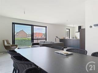 <p>Dit nieuwbouwappartement van 127 m² op de 1ste verdieping heeft een inkomhal met apart toilet, een ruime leefruimte met open keuken, ruime wasplaats/berging, badkamer en 3 slaapkamers.<br />Verder heb je ook een ruim zonnig terras waar het heerlijk vertoeven is.<br /><br />Zeer energiezuinig!!<br /><br />- Doorgedreven optimale isolatie van de gebouwschil<br />- Vloerverwarming in het volledige appartement (excl. bergingen)<br />- Fotovoltaïsche zonnepanelen, geïnstalleerd voor individueel gebruik<br />- Ventilatiesysteem D (wel voorzien van schuif en draaikip-ramen)<br />- Warmtepompsysteem (Er is geen Gas op dit project van toepassing = u bent niet afhankelijk van prijsschommelingen van uw gas leverancier !)<br />- ...<br /><br />Beschikbaar van 1/09/2026<br /><br />Wil je dit appartement bezoeken? Druk dan op de knop 'Ik wil een bezoek'.</p><p>Wens je een gratis schatting? Vergeet dan zeker geen contact met ons op te nemen!!!</p>