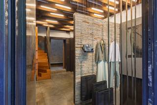 <p>Gelegen in de bruisende Reyndersstraat, een van de meest sfeervolle straten in het historische centrum van Antwerpen, biedt deze authentieke stadswoning een unieke combinatie van charme, karakter en potentieel. Omringd door gerenommeerde restaurants, designboetieks en galerieën geniet je hier van het beste wat de stad te bieden heeft.<br /><br />De woning strekt zich uit over vijf bouwlagen en behoudt tal van authentieke elementen, waaronder houten balkenplafonds, brede plankenvloeren en terracotta tegels. Op het gelijkvloers vormt de sculpturale trap in massief beukenhout een echte blikvanger. De sfeervolle kelder met gewelfd plafond is ideaal als verlengstuk van het gelijkvloers, wijnkelder, hobbyruimte of berging.<br />Het gelijkvloerse niveau leent zich uitstekend tot winkel- of atelierruimte. <br /><br />De eerste verdieping baadt in natuurlijk licht en biedt een veelzijdige ruimte die perfect kan dienen als woonkamer of als verlengstuk van het gelijkvloers. Op de tweede verdieping bevindt zich de gezellige open keuken. De derde verdieping beschikt over een knusse woonkamer met dubbele hoogte onder de originele dakstructuur. Een badkamer met douche. En er is tevens toegang tot de lichte zolderkamer, ideaal als extra slaapkamer of privéruimte.<br /><br />Troeven<br /><span>Toplocatie</span><span> in de Reyndersstraat, tussen horeca en mode<br /></span><span>Authentieke elementen doorheen het hele pand<br /></span><span>Op wandelafstand van de Grote Markt, de Schelde en alle voorzieningen<br /></span><span>Ruim potentieel voor renovatie naar eigen smaak<br /></span><span>Vijf bouwlagen vol karakter en mogelijkheden</span></p>
<p>Deze stadswoning is een zeldzame vondst voor wie droomt van wonen en evt werken in het hart van Antwerpen, omringd door geschiedenis en hedendaags stadsleven.</p>