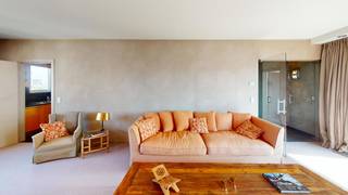 Gemeubeld appartement met panoramisch terras op de 8ste verdieping aan de Frankrijklei<br /><br />Op een absolute toplocatie aan de Frankrijklei bevindt zich dit ruime, volledig gemeubelde appartement op de achtste verdieping. Dankzij de uitzonderlijke ligging geniet u hier dagelijks van een prachtig uitzicht over de stad, terwijl winkels, restaurants, het Centraal Station en het historische stadscentrum zich op wandelafstand bevinden.<br /><br />De royale leefruimte baadt in natuurlijk licht dankzij de grote raampartijen en werd smaakvol ingericht met kwalitatief meubilair. Aansluitend bevindt zich het indrukwekkende zonneterras, een unieke buitenruimte waar u in alle rust kan genieten van het bruisende stadsleven en een panoramisch uitzicht over Antwerpen.<br /><br />De volledig uitgeruste keuken beschikt over alle nodige toestellen en biedt alle comfort voor dagelijks gebruik. Verder beschikt het appartement over een praktische aparte was- en bergruimte.<br /><br />Het appartement omvat twee volwaardige slaapkamers, beide ingericht en instapklaar. De master bedroom beschikt over een ensuite badkamer met ligbad, dubbele wastafel en een karaktervol rond raam dat voor een unieke architecturale toets zorgt. De tweede slaapkamer heeft rechtstreeks toegang tot een eigen douchekamer.<br /><br />Deze volledig gemeubelde woonst combineert ruimte, comfort en een uitzonderlijke ligging in het hart van de stad en is ideaal voor wie zorgeloos wil genieten van stadswonen op niveau.<br /><br />Kelderberging en ondergrondse autostaanplaats inbegrepen.