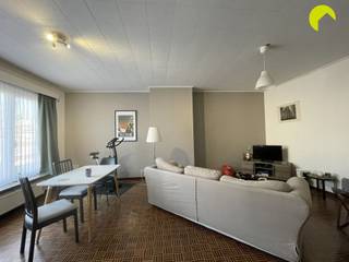 <p><span>In de gegeerde Oosterveld wijk in Wilrijk vinden we dit ruime 2 - slaapkamer appartement, gelegen op de 2de verdieping van een goed onderhouden gebouw. </span></p><p><span>Deze wijk is vooral gekend voor zijn rustige en groene omgeving, doch met openbaar vervoer, winkels, apotheek en het Augustinus ziekenhuis op wandelafstand.</span></p><p><span> </span></p><p><span>Indeling:</span></p><p><span>Via de traphal bereiken we de 2de verdieping , waarna we het appartement betreden in de centrale inkomhal met een authentieke blokjes-parket. Aan de voorzijde van het appartement bevindt zich de lichtrijke woonkamer eveneens met blokjes-parket. Aansluitend vinden we de ingerichte keuken, voorzien van kasten, een kookvuur op gas, dampkap, een dubbele spoelbak. Tevens bevindt zich hier ook de aansluiting voor wasmachine. </span></p><p><span> </span></p><p><span>De badkamer beschikt over een bad/douche- combinatie en een enkele lavabo met spiegel. Je kan gebruik maken van een apart toilet.</span></p><p><span>De slaapkamers (16m² en 10m²) treffen we aan de achterzijde van het gebouw, waarvan één met toegang naar het zonnige terrasje.</span></p><p><span> </span></p><p><span>Bij het appartement hoort er ook nog een garagebox verplicht bij te huren aan 55 euro!</span></p><p><span> </span></p><p><span>Nuttige info:</span></p><ul><li><span>Beschikbaar: 15/08/2026</span></li><li><span>Lage maandelijkse kosten: € 25,-</span></li><li><span>Huurwaarborg: 3 maanden</span></li><li><span>Plaatsbeschrijving: € 225,- (per partij)</span></li><li><span>EPC: 191 kWh/m² label B</span></li></ul><p><span> </span></p><p><span>Boek nu zelf ONLINE uw afspraak in. Surf naar het betreffende eigendom op onze website <span>www.habicom.be</span></span><span> en klik op de roze knop </span><span>'PLAN EEN BEZOEK'</span><span>. </span></p><p><span>Voor meer info surf naar <span>www.habicom.be</span></span><span>.</span></p><p><span> </span></p><p><span> </span></p><p><span> </span></p><p><span> </span></p><p><span> </span></p>
