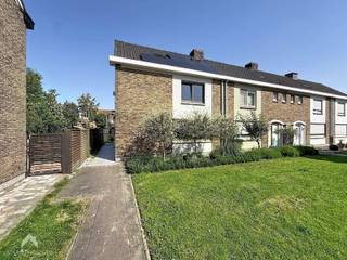 <p>Uiterst rustig gelegen en instapklare woning bestaande uit een inkomhal met apart gastentoilet, een gezellige en lichtrijke leef- en eetruimte en een open, volledig uitgeruste keuken. Vanuit de keuken is er toegang tot de droge kelder. Aansluitend vindt u het aangename terras en de gezellige tuin met tuinhuis. Op de eerste verdieping bevinden zich twee slaapkamers en een ruime badkamer voorzien van een inloopdouche, ligbad, dubbele lavabo, toilet en aansluiting voor was- en droogmachine. Via een vaste trap bereikt u de afgewerkte zolder die perfect kan dienen als derde slaapkamer, maar momenteel gebruikt wordt als polyvalente ruimte.</p>
<p>Troeven:</p>
<ul>
<li>Voorzien van 12 zonnepanelen</li>
<li>PVC ramen met dubbelglas</li>
<li>Elektrische rolluiken</li>
<li>Mooie afgewerkte en lichtrijke woning</li>
<li>Ruime badkamer</li>
<li>Gezellige tuin met terras</li>
<li>Uiterst rustige locatie doch nabij alle noodzakelijke voorzieningen</li>
<li>Regenwaterput van 5000l</li>
</ul>
<p>Deze woning is te koop ZONDER makelaar via het concept van Smart Houses! Verdere inlichtingen of bezoek? Contacteer rechtstreeks de eigenaar via 0497/62.22.10</p>