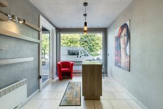 Indeling:Op het gelijkvloers bevindt zich een handelsruimte van ca. 80 m² die momenteel is ingericht als kapsalon. Dankzij de flexibele indeling is de ruimte geschikt voor diverse andere beroepen. Aan de achterzijde van het het gebouw bevindt zich een ruime, zonnige tuin met groot bijgebouw van ca. 60 m² dat kan dienen als atelier, extra opslagruimte, werkplaats,... Op de eerste verdieping bevindt zich een instapklaar appartement van ca. 110 m². Het appartement beschikt over een lichtrijke leefruimte met aansluitend een zonnig terras, een ingerichte keuken, badkamer met ligbad en lavabo, apart toilet en extra berging. Bijkomend zijn er twee ruime slaapkamers voorzien. Troeven:- uitstekende locatie - perfecte balans tussen wonen en werken - diverse mogelijkheden - kleinschalig gebouw zonder vaste kosten Op wandelafstand kan u optioneel nog twee garageboxen kopen aan een prijs van 45.000 euro. Bent u geïnteresseerd in dit handelspand met appartement te koop in Wilrijk? Aarzel dan niet om contact met ons op te nemen. Wenst u uw eigendom ook te koop of te huur te stellen? We helpen u graag verder. Steeds tot uw dienst om u verder te helpen met al uw vragen over vastgoed! Bestuursmaatregelen in het maatregelenregister: neeDeze AI-visualisaties zijn bedoeld als inspiratie. Er werd geen rekening gehouden met technische specificaties, stedenbouwkundige voorschriften of de concrete mogelijkheden tot realisatie.