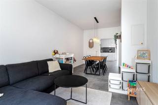 <p><span>Maison rénovée (142 m²) avec 3 chambres, 2 salles de bains et un jardin (56 m²) à Kontich</span></p><p><span>Vous souhaitez vivre en centre-ville tout en rentrant chez vous en toute tranquillité ? Dans la Drabstraat, vous habitez à quelques pas du centre de Kontich, avec les commerces, les écoles et les transports en commun à portée de main. En voiture également, vous bénéficiez d’un accès facile aux principales voies d’accès et à l’E19. Un emplacement pratique avec tout ce dont vous avez besoin à proximité.</span></p><p><span>La maison a fait l’objet d’une rénovation complète en 2021 et est donc prête à accueillir ses nouveaux occupants. Le toit est isolé conformément aux normes et équipé de panneaux solaires, l’installation électrique est conforme et les fenêtres sont dotées d’un double vitrage à haut rendement. Tous ces investissements se traduisent par une excellente note EPC « B ». Avec une surface habitable de 142 m², trois chambres à part entière et deux salles de bains, vous bénéficiez ici d’un espace étonnamment généreux. Un logement prêt à emménager et économe en énergie, sans les soucis liés à la rénovation !</span></p><p><span>Au rez-de-chaussée, on trouve à l’avant l’espace de vie d’environ 33 m². Vient ensuite la cuisine spacieuse (16 m²), entièrement équipée d'une plaque de cuisson, d'une hotte aspirante, d'un évier, d'un four et d'un micro-ondes encastrés, d'un lave-vaisselle, d'un réfrigérateur et d'un congélateur. Vous accédez ensuite à un espace supplémentaire ouvert de 15 m², qui donne directement sur le jardin. À l’arrière se trouve la grande salle de bains de pas moins de 10 m², équipée d’une douche à l’italienne, d’un meuble-lavabo, de toilettes et d’un raccordement pour une machine à laver.</span></p><p><span>Le jardin de 55 m², orienté nord-ouest, constitue un prolongement agréable de la maison et offre suffisamment d’espace pour s’installer confortablement à l’extérieur et profiter du soleil de l’après-midi et du soir.</span></p><p><span>Au premier étage se trouvent deux chambres de 10 m² et 18 m² respectivement. La présence d’une deuxième salle d’eau à cet étage, équipée d’une douche, d’un lavabo et de toilettes, est très pratique.</span></p><p><span>Un étage plus haut, vous découvrirez un véritable atout en termes d’espace : la troisième chambre, accessible par un escalier fixe, offre de nombreuses possibilités grâce à sa superficie de pas moins de 26 m².</span></p><p><span>Entièrement rénovée, EPC B, trois chambres spacieuses et un jardin privé à Kontich : ici, plus besoin de travaux, il ne vous reste plus qu’à emménager. Viendrez-vous bientôt la visiter ?</span></p><p><span>Surface habitable : 142 m² – réf. : surface brute au sol. EPC : B. Pour plus d'informations ou une estimation gratuite, rendez-vous sur </span><span><span>www.hansimmo.be</span></span></p><p><span> </span></p>