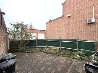 Deze charmante woning is ideaal gelegen in de nabijheid van scholen en de bibliotheek van Dendermonde.Op het gelijkvloers vindt u een aangename...