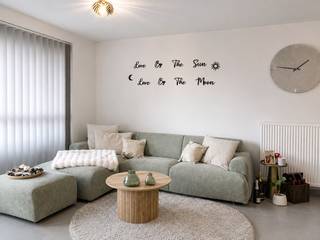 <p>Dit prachtige appartement is gelegen op wandelafstand van de markt van Geel.<br /><br />Langs de inkomhal betreden we de ruime leefruimte. De open keuken is uitgerust met een grote koelkast met ruim diepvriesvak, een gasvuur, een vaatwasser en een oven. Uiteraard is de nodige kastruimte aanwezig.<br /><br />Er is 1 ruime slaapkamer aanwezig, een apart toilet en een berging met aansluiting voor een wasmachine en een droogkast.<br />De badkamer is uitgerust met een ruime douche en een badkamermeubel.<br /><br />Het appartement is met kwalitatieve materialen afgewerkt en is instapklaar.<br /><br />Verder is er nog een terras met aansluitend een onderhoudsvriendelijk tuintje.<br /><br />Er is een ondergrondse parkeergarage voorzien met staanplaats die bij het appartement hoort en inbegrepen is in de huurprijs.<br />In de kelder is er nog een extra afgesloten bergplaats.<br /><br />De gemeenschappelijke kosten zijn inbegrepen in de totale huurprijs van 860 euro.<br /><br />Het appartement is onmiddellijk beschikbaar.<br /><br />De troeven:<br /><br />- Gelijkvloers <br />- Energiezuinig<br />- Instapklaar<br />- In het centrum<br />- Terras<br />- Autostaanplaats<br />- Kelderberging<br /><br />Heb je interesse? Vraag uw bezoek aan via onze website https://www.immovl.be/te-huur/list en druk op de knop <strong>'IK WENS EEN BEZOEK'</strong>.</p>