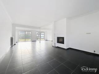 Instapklare villa met vier slaapkamers en een zonnige tuin, gelegen op een gunstige locatie te Vriesdonk.<br />Via de inkomhal met afzonderlijk toilet en vestiaire betreedt u de woning. Apart bureauruimte (ca. 12 m²) met ingemaakte kasten. De ruime woon- en eetkamer (ca. 50 m²) beschikt over een tegelvloer en een open haardcassette. Dankzij de grote schuiframen heeft u een mooi zicht en directe toegang tot de fraai aangelegde tuin.<br />De volledig uitgeruste keuken is voorzien van kwalitatieve Miele-toestellen (koelkast, keramische kookplaat, dampkap, oven, microgolfoven en vaatwasser). Aansluitend bevindt zich een ruime bijkeuken met maatkasten en aansluitingen voor wasmachine en droogkast. <br />Op de verdieping zijn er vier slaapkamers (ca. 16 – 14 – 14 – 11 m²), waarvan de masterbedroom uitgerust is met maatkasten. De ingerichte badkamer beschikt over een ligbad, douche, toilet en dubbele lavabo.<br />De woning biedt een verzorgde en kwalitatieve afwerking, dubbele beglazing en centrale verwarming op gas. Er is een buitenberging en een kelderberging (ca. 8 m²). Beschikbaar vanaf 1 maart 2026.