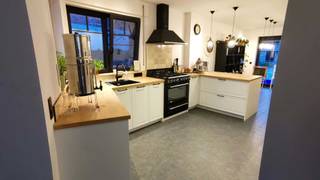 🏡 TE KOOP <br /> Charmante, volledig gerenoveerde woning met zonnige tuin.<br /><br />OPEN KIJKDAG: op afspraak 3 oktober.<br /><br />Op zoek naar een instapklare woning waar comfort, charme en een fijne buitenruimte samenkomen? Dan is deze volledig gerenoveerde woning zeker een bezoekje waard!<br /><br />De woning is volledig gerenoveerd en beschikt over een gunstig EPC-label B, waardoor je geniet van een energiezuinige en comfortabele thuis. Dankzij de centrale ligging bevinden het centrum, openbaar vervoer, bus en trein zich allemaal op korte afstand.<br /><br />🌿 Genieten in de zuidgerichte tuin<br /><br />De mooie zuidtuin is een echte troef. De tuin werd praktisch en sfeervol ingericht met onder andere een moestuin, fruitbomen en verschillende bessenstruiken. Een heerlijke plek om te ontspannen, te tuinieren of gezellig tijd door te brengen met het gezin.<br /><br />🏠 Troeven van de woning<br /><br />- Volledig gerenoveerd<br />- EPC B<br />- 3 slaapkamers<br />- 2 toiletten<br />- Zuidgerichte tuin<br />- Moestuin, fruitbomen & bessenstruiken<br />- Dubbele beglazing<br />- Rolluiken<br />- Centrale verwarming<br />- Regenwaterput van 5.000 liter<br />- Elektrische installatie conform gekeurd<br />- Geen asbest<br />- Eigen oprit<br />- Centrale ligging nabij centrum, bus en trein<br /><br />Een woning waar je onmiddellijk je intrek kunt nemen en meteen kunt genieten van het comfort en de gezellige buitenruimte.<br /><br />Prijs 455.000 euro<br /><br />📩 Interesse? Neem gerust contact op voor meer informatie of een bezoek.<br />0495/72.17.18