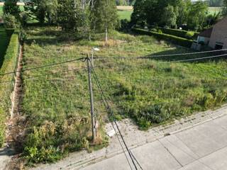 <p><span>Op zoek naar een ruime bouwgrond op een rustige en aangename locatie in Lede? Dan is dit perceel in de Heiplasstraat zeker het bekijken waard!</span></p><p><span> </span></p><p><span>Het perceel heeft een oppervlakte van 751 m² en is geschikt voor het bouwen van een ruime halfopen bebouwing. Bovendien is er reeds een vergunning beschikbaar voor een zeer ruime gezinswoning.</span></p><p><span> </span></p><p><span>Het vergunde ontwerp voorziet in een ruime leefruimte met open keuken, aparte bergruimte, 2 toiletten, 3 slaapkamers, een ruime badkamer, grote zolder en een aparte garage, los van de woning.</span></p><p><span> </span></p><p><span>Een belangrijk voordeel is dat u niet verplicht bent om het bestaande vergunde ontwerp te realiseren. U kunt ook zelf, volgens uw eigen smaak en woonwensen, een ontwerp laten uitwerken en hiervoor een nieuwe vergunning aanvragen.</span></p><p><span> </span></p><p><span>De Heiplasstraat biedt een rustige en landelijke woonomgeving, met toch een vlotte verbinding naar het centrum van Lede, winkels, scholen, openbaar vervoer en de omliggende gemeenten.</span></p><p><span> </span></p><p><span>Een mooie opportuniteit voor wie ruim en vrij wil bouwen op een rustige locatie in Lede!</span></p><p><span> </span></p><p><span>Voor meer informatie en/of een bezoek, contacteert u Didier van Immo Zone op het nummer 0476/ 73. 17. 99.</span></p><p><span> </span></p>