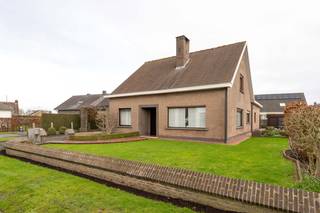 In een rustige buurt kunt u deze alleenstaande woning gelegen op een totale oppervlakte van 737 m² en met bewoonbare oppervlakte van 281...