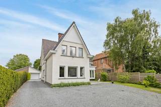 ALTRO VEND:
Située dans le charmant Nevele, cette maison de caractère marie espace, fonctionnalité et potentiel. À côté de l’habitation principale (rénovée en 2011) se trouve une annexe totalement autonome d’environ 80 m² avec entrée séparée, toilette, cuisine et arrivée d’eau prévue pour une douche – parfaite comme atelier, cabinet, studio de Pilates ou logement indépendant. Un garage attenant complète l’ensemble.

Au rez-de-chaussée, un bureau spacieux (ou 4e chambre), une toilette séparée pour accueillir vos clients en toute discrétion, ainsi qu’un séjour lumineux avec cuisine ouverte. Une cave fraîche avec espace de rangement et une buanderie bien positionnée assurent le confort au quotidien. À l’étage : trois grandes chambres, une salle de bain soignée et un débarras adjacent prêt à être aménagé. Un grenier complète les possibilités d’extension.

Confort énergétique avec isolation des murs creux, 20 panneaux solaires, citerne d’eau de pluie (5000L), forage, système d’évacuation séparé. Chauffage au mazout, raccordement au gaz déjà en place.

Le jardin de 1279 m² offre soleil du matin et du soir grâce à la forme du terrain.

Envie de visiter cette perle rare? Appelez Karen – 0456 12 69 14 ou écrivez à Karen@altro-vastgoed.be

