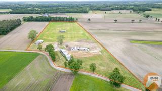 BOCHOLT - Weide met stalgebouwen op +/- 4ha35a<br /><br />Deze weides zijn zeer rustig gelegen langs de Stramproyerweg in Bocholt, nabij de Nederlandse grens.<br />Op het perceel staan een aantal oudere stalgebouwen, in overleg kunnen deze indien gewenst verwijderd worden.<br />Water - en elektriciteitsaansluiting zijn aanwezig op het terrein.<br />De percelen zijn terug te vinden onder BOCHOLT 1 AFD/sectie B nrs 825I3 - 824e - 840p - 840l - 840n - 840m.<br /><br />Voor meer informatie kan u ons telefonisch bereiken via 053/60 65 66