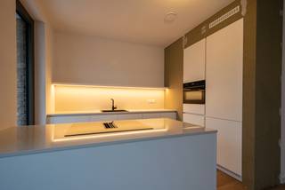 <p>Residentie “Gouwberg” omvat 6 kwalitatieve nieuwbouwappartementen met een ruim zuidgeoriënteerd terras.</p>
<p>De combinatie van moderne architectuur, hoogwaardige materialen en hedendaags wooncomfort maken dit project bijzonder aantrekkelijk voor wie comfortabel, energiezuinig en toekomstgericht wil wonen.</p>
<p><strong>APPARTEMENT 1.1 1<sup>STE</sup> VERDIEPING LINKS.<br /></strong><strong>Inkomhal</strong> op steenparket met gastentoilet en handenwasser.<br /><strong>Woonkamer</strong> op steenparket met open keuken en toegang tot het zonnige <strong>terras</strong>.<br /><strong>Keuken</strong> op steenparket voorzien van een inductiekookplaat, ingebouwde koelkast, diepvriezer, vaatwasser, combi-oven, dampkap, spoelbak en kookeiland.</p>
<p><strong>Berging/technische ruimte </strong>op tegel.<br /><strong>2 </strong>ruime<strong> slaapkamers</strong> op steenparket.<br /><strong>Badkamer</strong> met inloopdouche, dubbel lavabomeubel, spiegelkasten en aansluiting voor wasmachine en droogkast.<br />Gezellig deels <strong>overdekt</strong> <strong>terras</strong>.<br />Alle appartementen hebben toegang tot de <strong>gemeenschappelijke tuin</strong> en <strong>fietsenberging</strong>.<br /><strong>Verplicht bij aan te kopen van een autostaanplaats en ondergrondse kelderberging.</strong></p>
<p><strong>BIJZONDERHEDEN<br /></strong>Lift, schrijnwerk aluminium “Reynaers”, videofoon, individuele vloerverwarming via warmtepomp, zonnepanelen.</p>
<p><strong>POSITIEVE ASPECTEN<br /></strong>EPC-label “A”<br />Zéér goede bereikbaarheid<br />Ruim terras & slaapkamers<br />Ideale opbrengsteigendom<br />Fraai uitzicht op aangelegde tuin<br />Gelegen vóór het dorp van Schilde<br />Volledig afgewerkte appartementen<br />Mogelijkheid tot aankoop aan 6% btw</p>
<p><strong>PRIJZEN<br /></strong>Grondaandeel: € 109.725, -<br />Registratierechten (12%): € 13.167, -<br />Constructieaandeel: € 289.275, -<br />BTW (6%): € 17.357, -<br />___________________________________</p>
<p><strong>TOTAALPRIJS: € 429.524, -<br /></strong><strong><br />OF</strong></p>
<p><strong> </strong></p>
<p><strong>PRIJZEN<br /></strong>Grondaandeel: € 109.725, -<br />Registratierechten (12%): € 13.167, -<br />Constructieaandeel: € 289.275, -<br />BTW (21%): € 60.748, -<br />_______________________________<br /><strong>TOTAALPRIJS: € 472.915, -<br /></strong><strong>6% BTW MOGELIJK INDIEN:</strong></p>
<ul>
<li>de woonruimte minder dan 200 m² bedraagt.</li>
<li>u er minstens 5 opeenvolgende jaren blijft wonen.</li>
<li>het uw enige en eigen privéwoning betreft of verhuur voor minstens 15 jaar een privépersoon of vennootschap.</li>
<li>uw eigen woning binnen de 2 jaar na de aankoopakte verkocht wordt.</li>
</ul>
<p>(*) Prijzen exclusief notariskosten en aansluitingskosten nutsvoorzieningen.<br />(*) Prijzen exclusief aandeel in de kosten voor de basisakte.<br />(*) Prijzen exclusief inbouwkasten, dressingkasten en vestiairekast.</p>