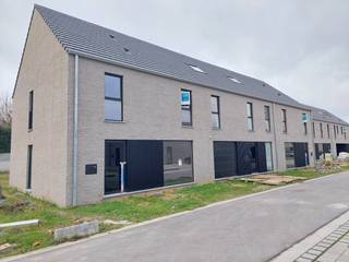 Deze woning wordt gebouwd in een nieuw woonproject in het centrum van Beveren-Leie, meer bepaald op de site Vanmarcke tussen de Sint-Jansstraat en de Grote en Kleine Heerweg. Rustig gelegen en voldoende groene ruimte aanwezig.<br />Goeie mobiliteit met winkels, scholen en ontspanningsmogelijkheden vlakbij.<br /><br />Prijs excl. btw en kosten. Download de brochure via https://durabrik.immo/beveren-leie<br /><br />Bezoek onze kijkwoning ter plaatse op afspraak !<br />Bij Durabrik ben je zeker van een vaste prijs. Geen budgettaire verrassingen dus tijdens je bouwtraject.<br />Heb je vragen? Contacteer dan je bouwadviseur via 09 280 60 60 of mail naar info@durabrik.be.<br /><br />*afbeeldingen en oppervlaktes zijn indicatief