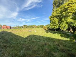 Reconstruction possible à 6 % de TVA sous conditionsBâtiment à rénover entièrement / à démolir avec potentiel, situé sur un TERRAIN DE 670M² au CŒUR...