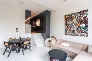 Dit appartement van ca. 74 m² bevindt zich op de tweede verdieping van een karaktervol gebouw met lift aan de Oudeleeuwenrui. De woning omvat een leefruimte met open keuken, één slaapkamer, badkamer, aparte wc, technische ruimte en terras. De comfortabele oppervlakte en ligging vlak bij het Eilandje en de historische binnenstad maken dit een aantrekkelijke stadswoning voor eigen gebruik. EPC-label B met een energiescore van 143 kWh/m²/jaar. Momenteel verhuurd voor €1.240,29 per maand inclusief €75 forfaitaire kosten, waardoor de unit eveneens interessant kan zijn als investering. Vraagprijs: €345.000.